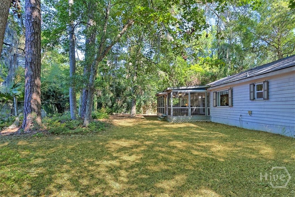 Image 42 of property listing at 220 N Cromwell Road, Savannah, GA 31410