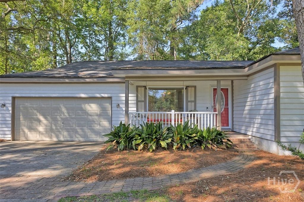 Image 5 of property listing at 220 N Cromwell Road, Savannah, GA 31410