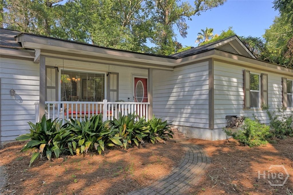 Image 6 of property listing at 220 N Cromwell Road, Savannah, GA 31410