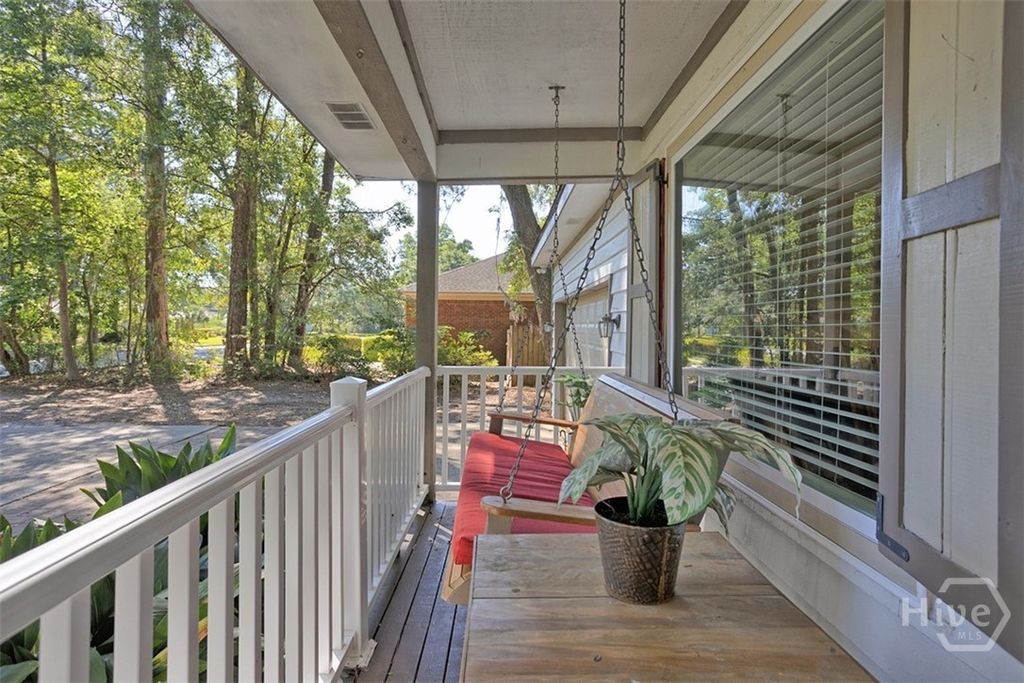 Image 7 of property listing at 220 N Cromwell Road, Savannah, GA 31410