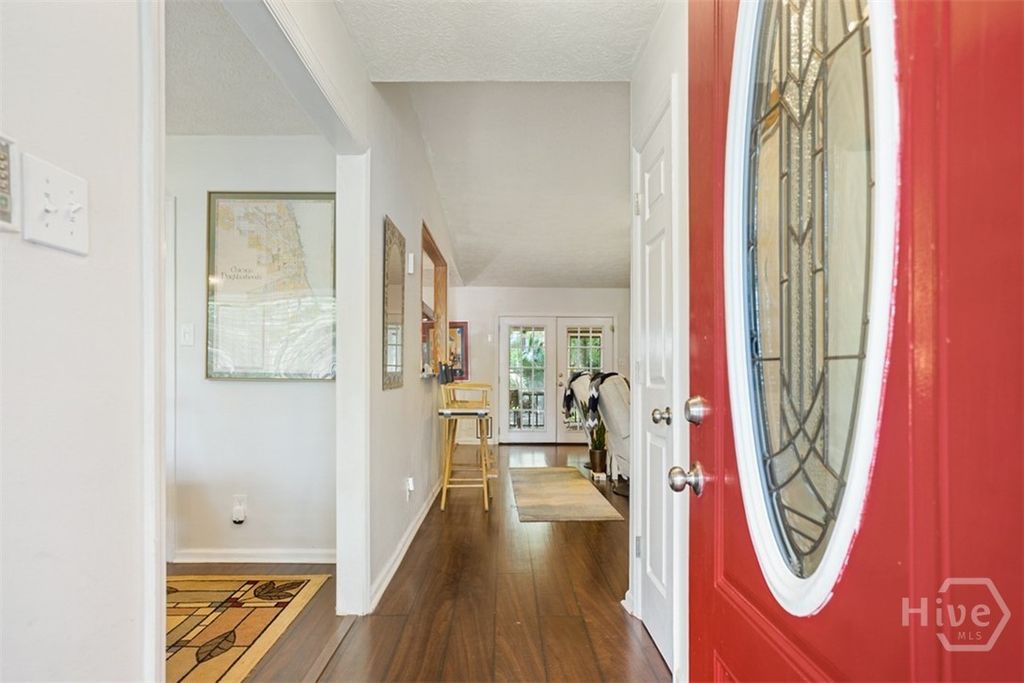 Image 8 of property listing at 220 N Cromwell Road, Savannah, GA 31410
