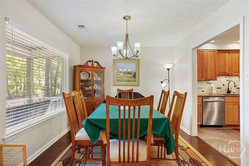 Image 9 of property listing at 220 N Cromwell Road, Savannah, GA 31410