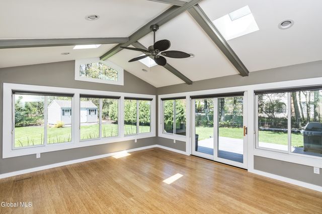 950 Gloucester Place, Niskayuna, NY 12309
