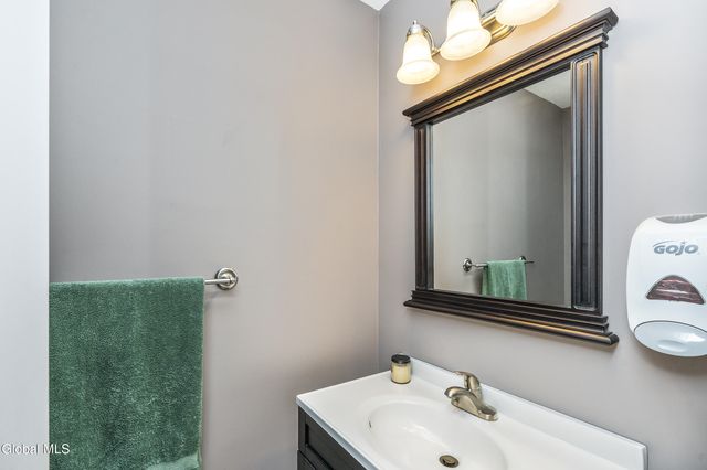 950 Gloucester Place, Niskayuna, NY 12309