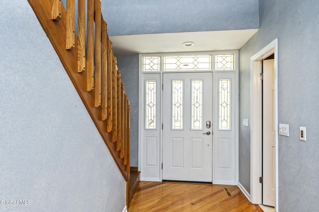 950 Gloucester Place, Niskayuna, NY 12309