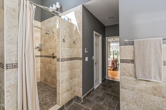 950 Gloucester Place, Niskayuna, NY 12309