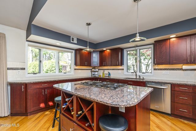 950 Gloucester Place, Niskayuna, NY 12309