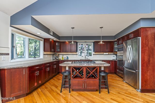 950 Gloucester Place, Niskayuna, NY 12309
