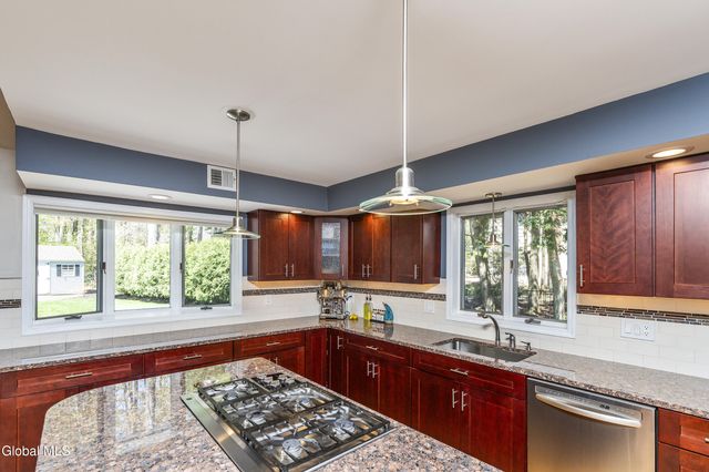 950 Gloucester Place, Niskayuna, NY 12309
