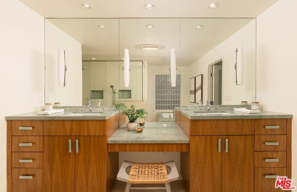 Image 18 of property listing at 1692 Michael Lane, Los Angeles, CA 90272