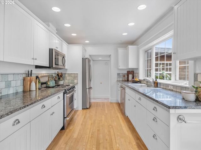 3331 Sw SEYMOUR St, Portland, OR 97239