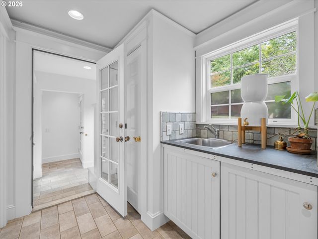 3331 Sw SEYMOUR St, Portland, OR 97239
