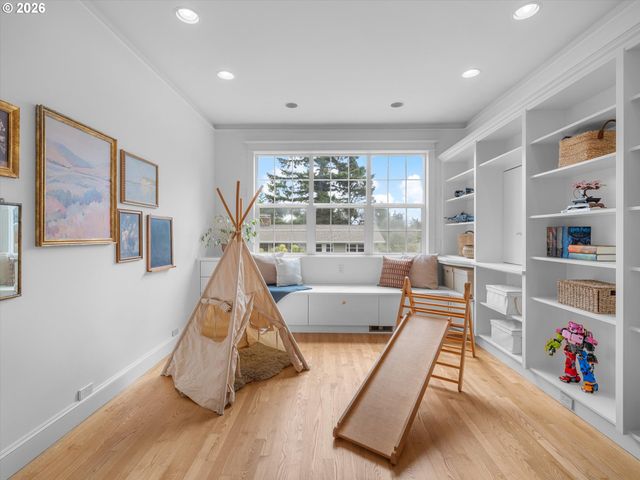 3331 Sw SEYMOUR St, Portland, OR 97239