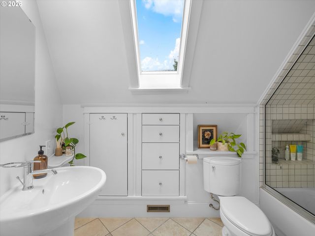 3331 Sw SEYMOUR St, Portland, OR 97239