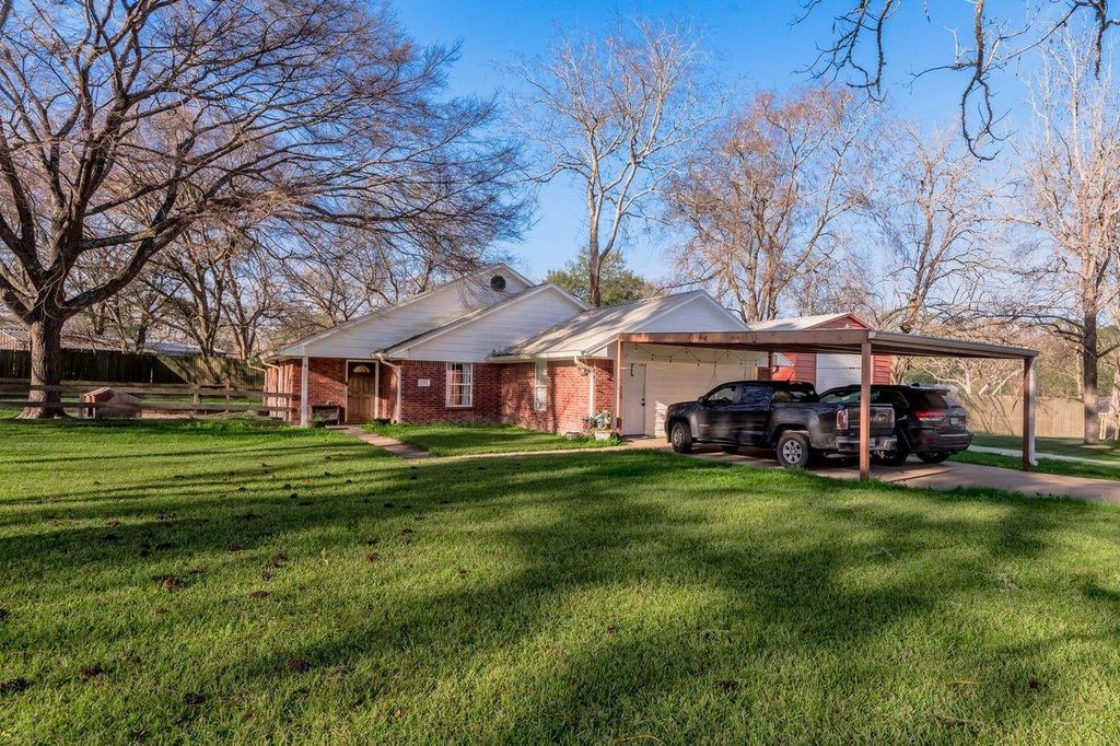 2203 Shannon Drive, Huntsville, TX 77320