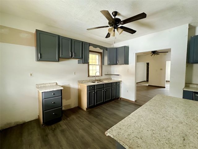 910 9th Ave, Beaver Falls, PA 15010