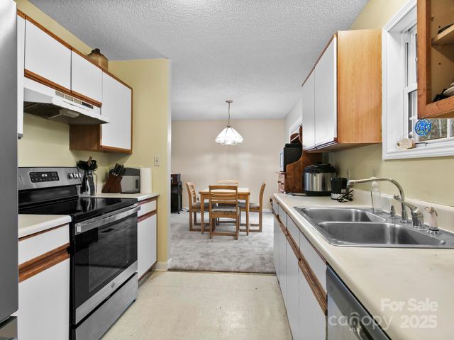 15 Gun Flint Trail, Fletcher, NC 28732