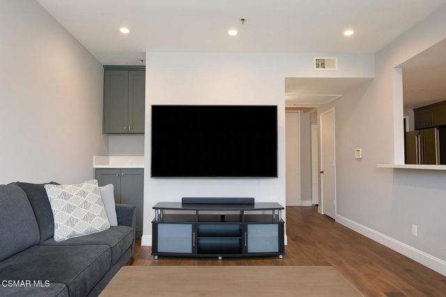 5350 White Oak Avenue 105, Encino, CA 91316