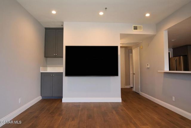 5350 White Oak Avenue 105, Encino, CA 91316