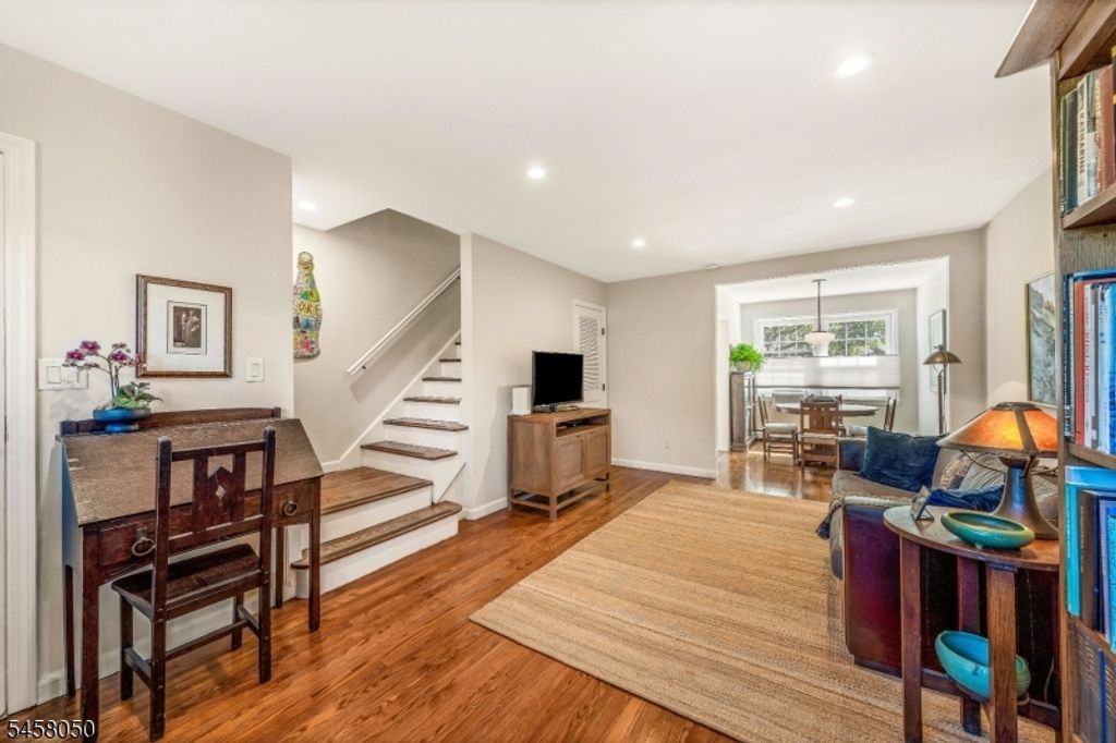 154 Boyden Ave B, Maplewood Twp., NJ 07040 — photo 2