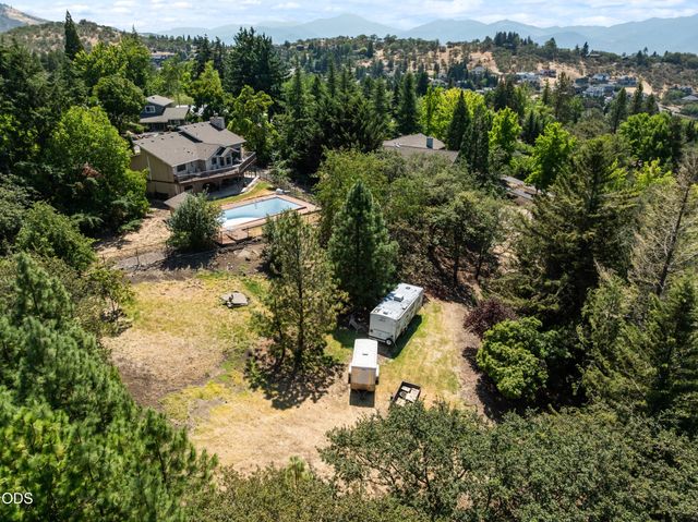1459 Highcrest Drive, Medford, OR 97504