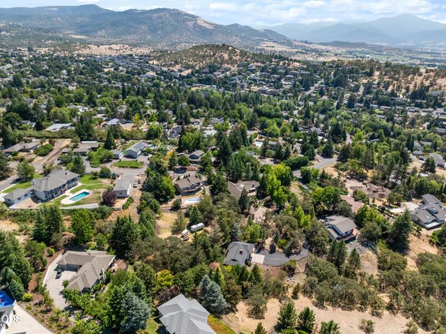 1459 Highcrest Drive, Medford, OR 97504