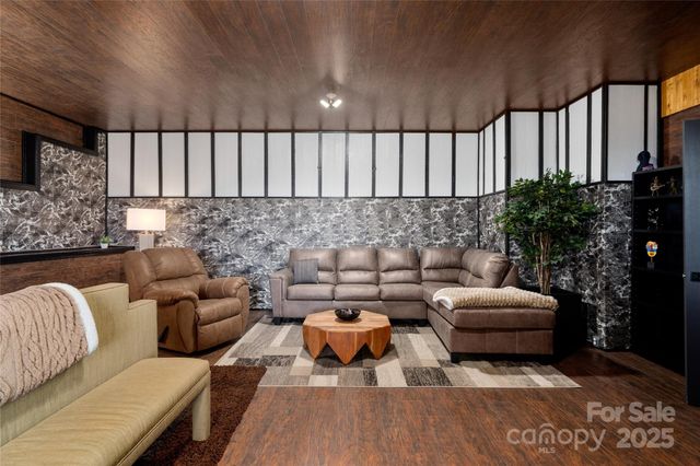 41 Ben Lippen School Road, Asheville, NC 28806