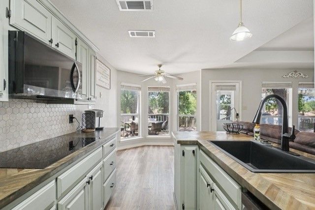901 Wayne Trail, Azle, TX 76020