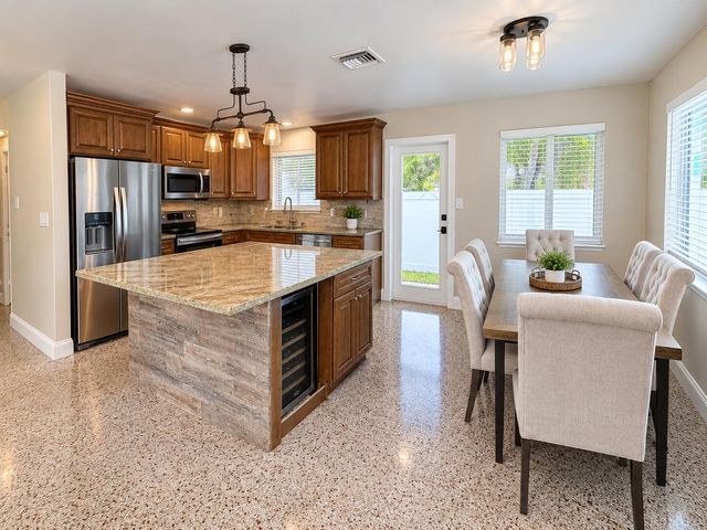 601 SE 3RD Avenue, Delray Beach, FL 33483