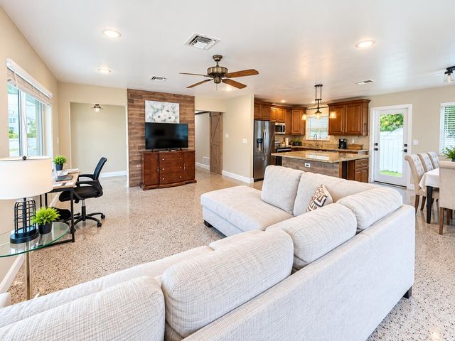 601 SE 3RD Avenue, Delray Beach, FL 33483