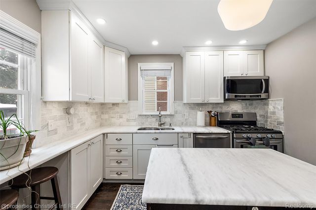 446 McKinley Avenue, Grosse Pointe Farms, MI 48236