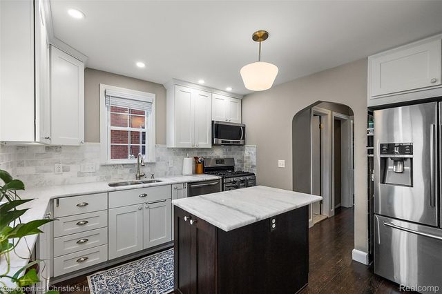 446 McKinley Avenue, Grosse Pointe Farms, MI 48236