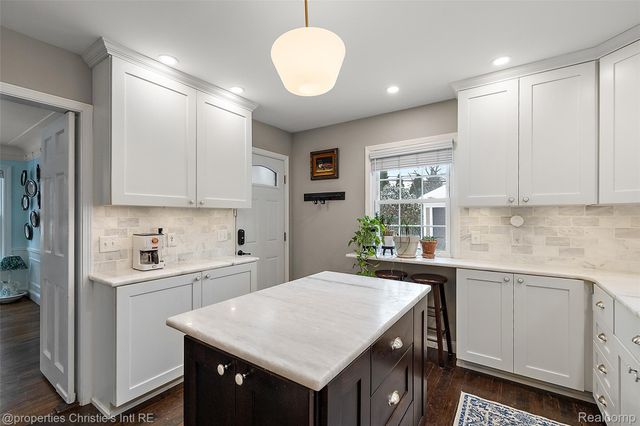 446 McKinley Avenue, Grosse Pointe Farms, MI 48236