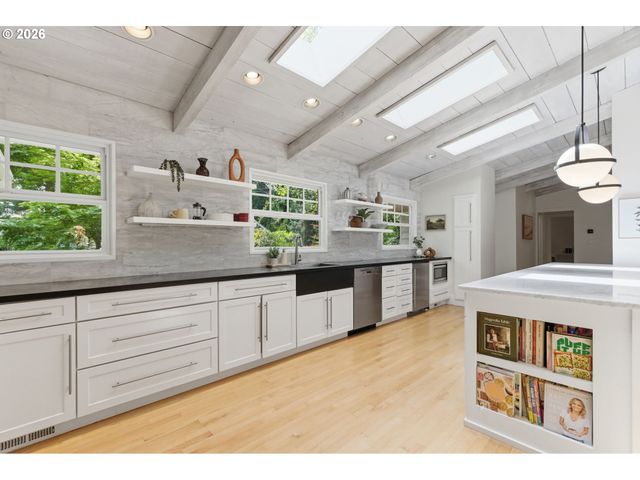 1051 SUNNINGDALE Rd, Lake Oswego, OR 97034