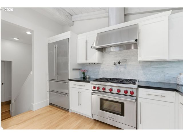 1051 SUNNINGDALE Rd, Lake Oswego, OR 97034