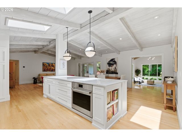 1051 SUNNINGDALE Rd, Lake Oswego, OR 97034