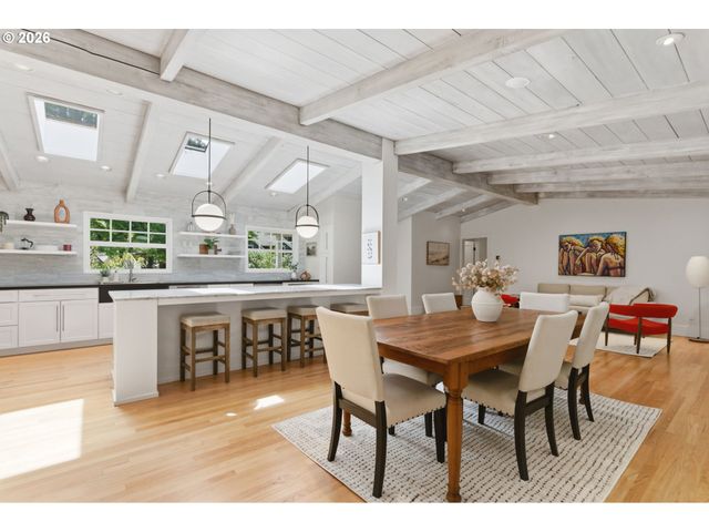 1051 SUNNINGDALE Rd, Lake Oswego, OR 97034