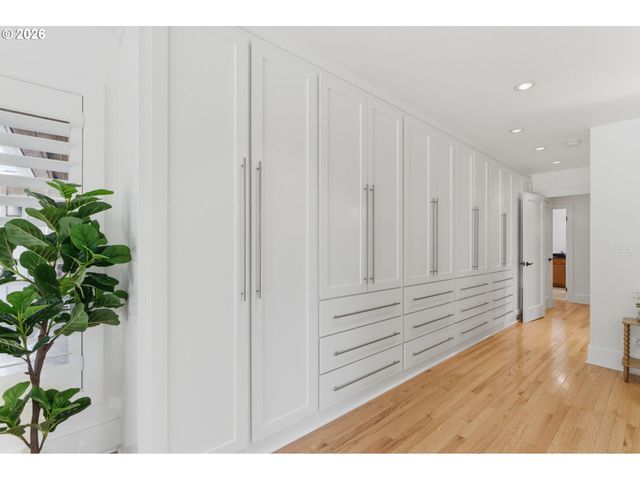 1051 SUNNINGDALE Rd, Lake Oswego, OR 97034