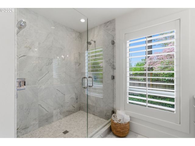 1051 SUNNINGDALE Rd, Lake Oswego, OR 97034