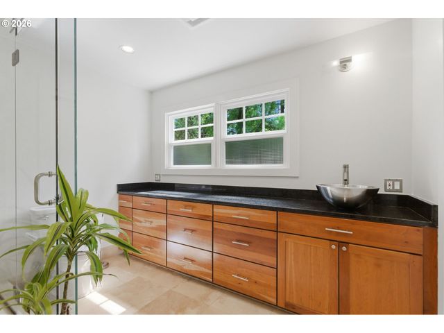 1051 SUNNINGDALE Rd, Lake Oswego, OR 97034