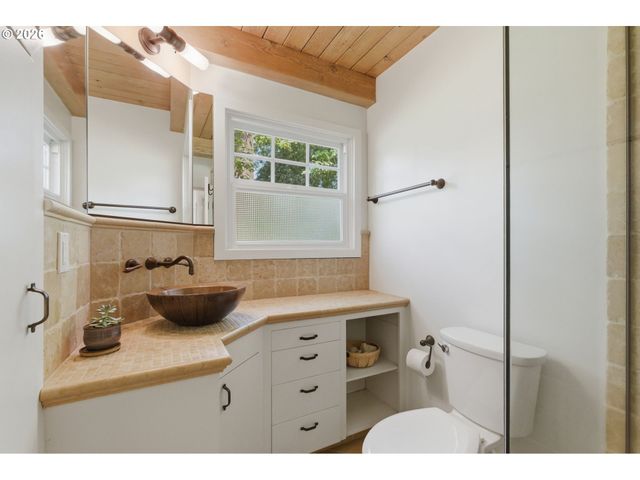 1051 SUNNINGDALE Rd, Lake Oswego, OR 97034