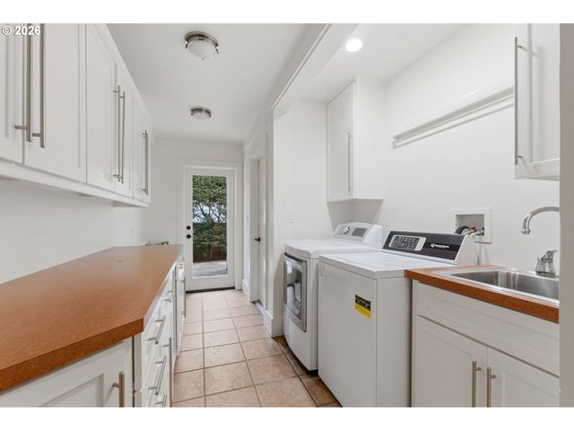 1051 SUNNINGDALE Rd, Lake Oswego, OR 97034