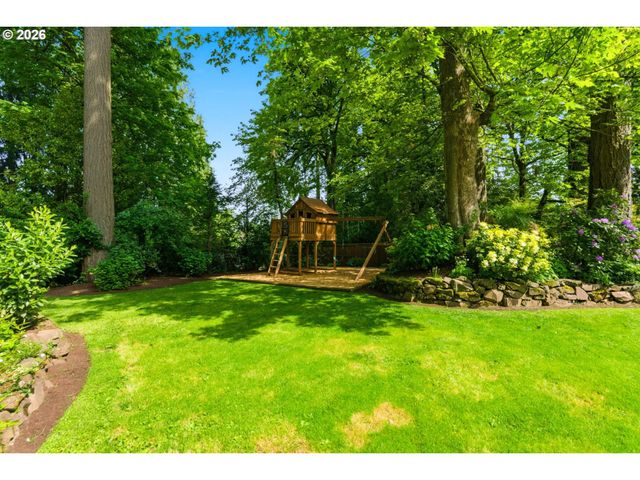 1051 SUNNINGDALE Rd, Lake Oswego, OR 97034