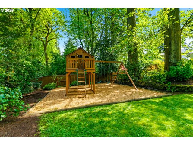 1051 SUNNINGDALE Rd, Lake Oswego, OR 97034