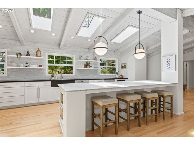 1051 SUNNINGDALE Rd, Lake Oswego, OR 97034
