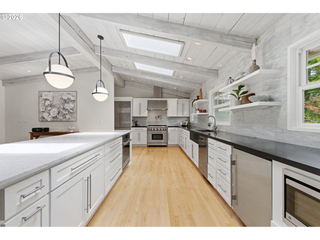 1051 SUNNINGDALE Rd, Lake Oswego, OR 97034