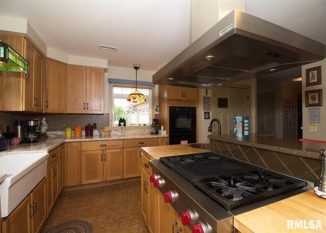 225 34TH Avenue, Rock Island, IL 61201