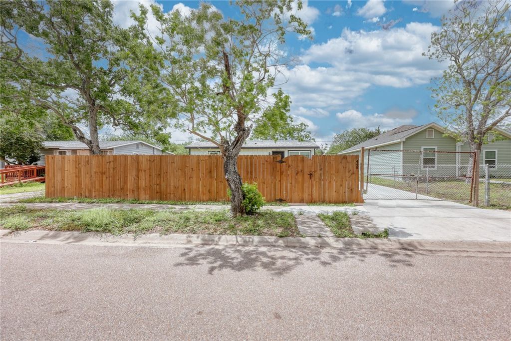 1445 Buenos Aires St, Corpus Christi, TX 78417 — photo 3