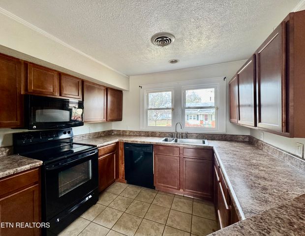 101 E Maire Ave, Clinton, TN 37716