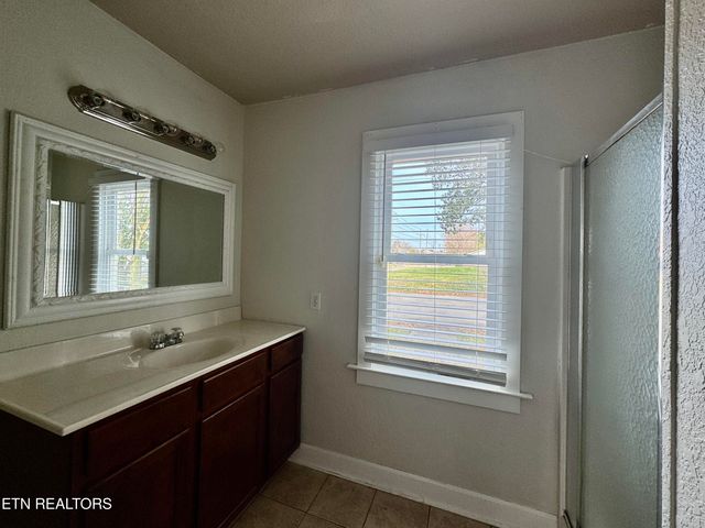 101 E Maire Ave, Clinton, TN 37716